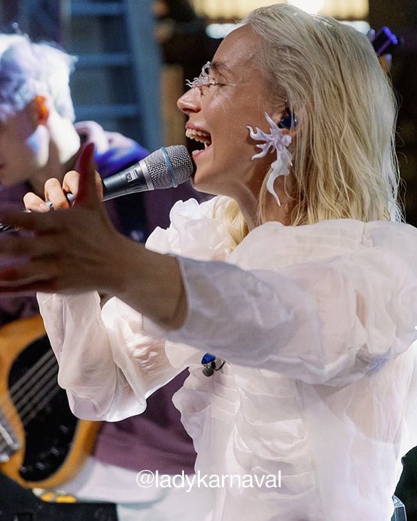 White Sculptural Flower Earrings - WHYNOEN